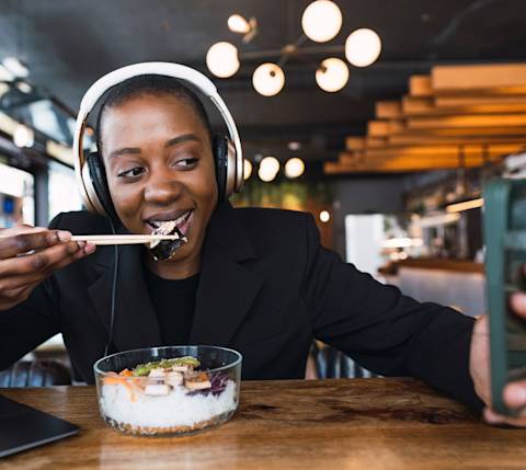 DDfB woman eating sushi, taking selfie