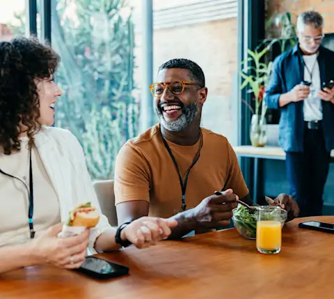 DDfB: colleagues enjoy a meal