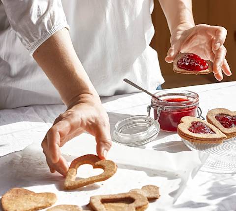 Mx Blog - Pastry Chef Job Description - pastry chef with cookies