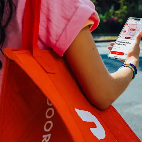 Dx - Dasher with insulated tote bag using map on phone