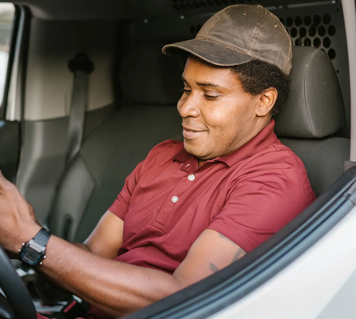 Dx Blog (Global) - Tech, Gear, and Gadgets: Useful Delivery Driver Apps & Accessories to Consider - Dasher in car looking at app
