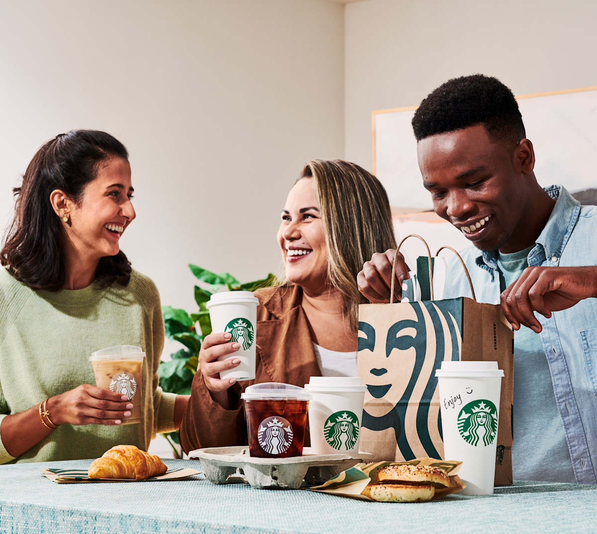 SBX20220926 4100 StarbucksDelivers-LifestyleImage3 sRGB