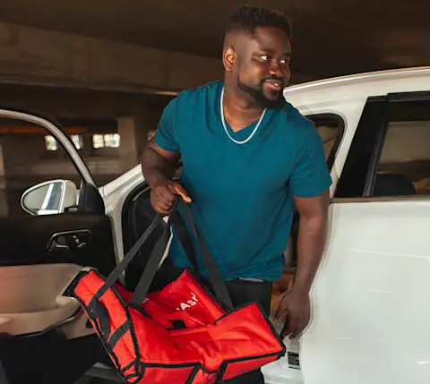 Dx Blog - How Does Pizza Delivery Work on DoorDash? - Dasher arriving with bag