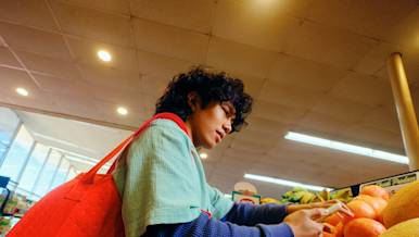Dasher with large DD bag in grocery store