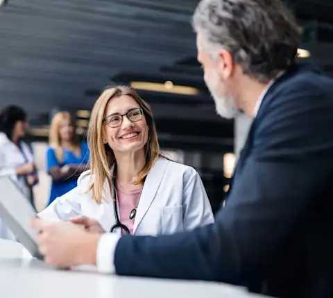 DDfB- Pharma- doctor talking to business man