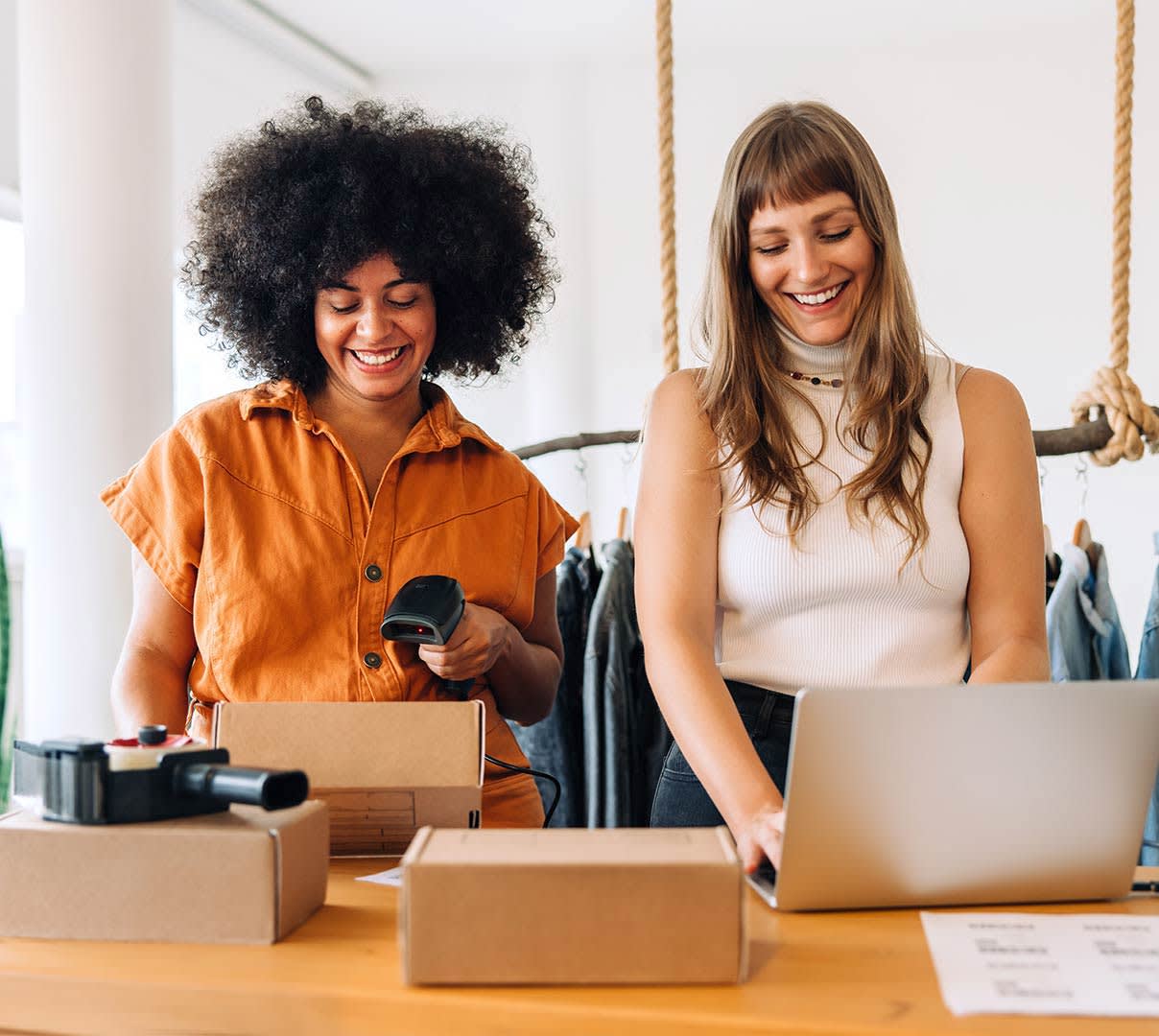 DDfW - Blog - How to Show Employee Appreciation: A Leadership Guide - Smiling employees