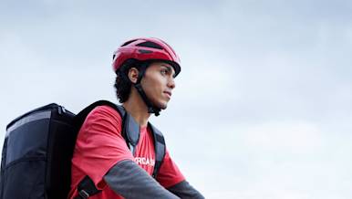 We are working to eliminate the carbon impact of DoorDash deliveries in Germany. We are investing in an eco-friendly fleet to power our deliveries, when available. We’re proud to provide e-bikes for couriers as part of this effort.
Additionally, DoorDash is continually improving its technology to achieve routing and order batching efficiencies that, on average, result in lower estimated emissions compared to a customer driving a car to and from a restaurant to pick up an order.