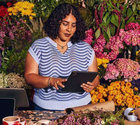 Mx Blog - Top Flower Delivery and Florist Trends 2025 - florist with tablet