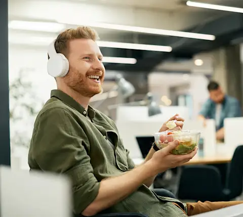 DDfB- Blog - 2024's Top Workplace Trends and How DoorDash for Business Is Powering Productivity - Happy employee with headphones