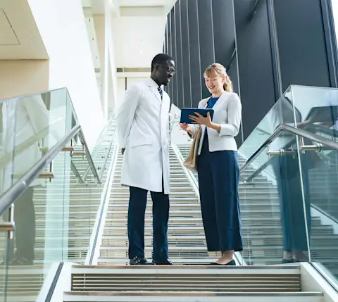 DDfB- woman in sales talking to doctor