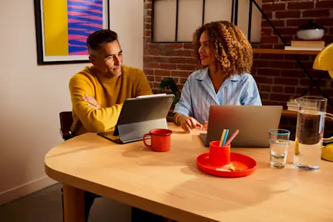Ads - Blog - POWER OF PARTNERSHIP - Coworkers_Decision_Makers_Office_SHOT