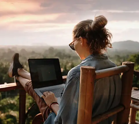 DDfB - Blog - Maximize Employee Satisfaction Through Personalized Wellness Programs - woman with feet up with laptop