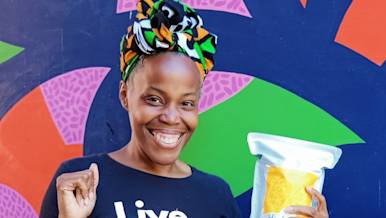 Mellini Monique holding a bag of Herby PoP