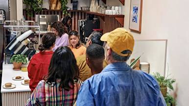 Mx blog How to Attract New Customers to Your Restaurant featured images waiting in line