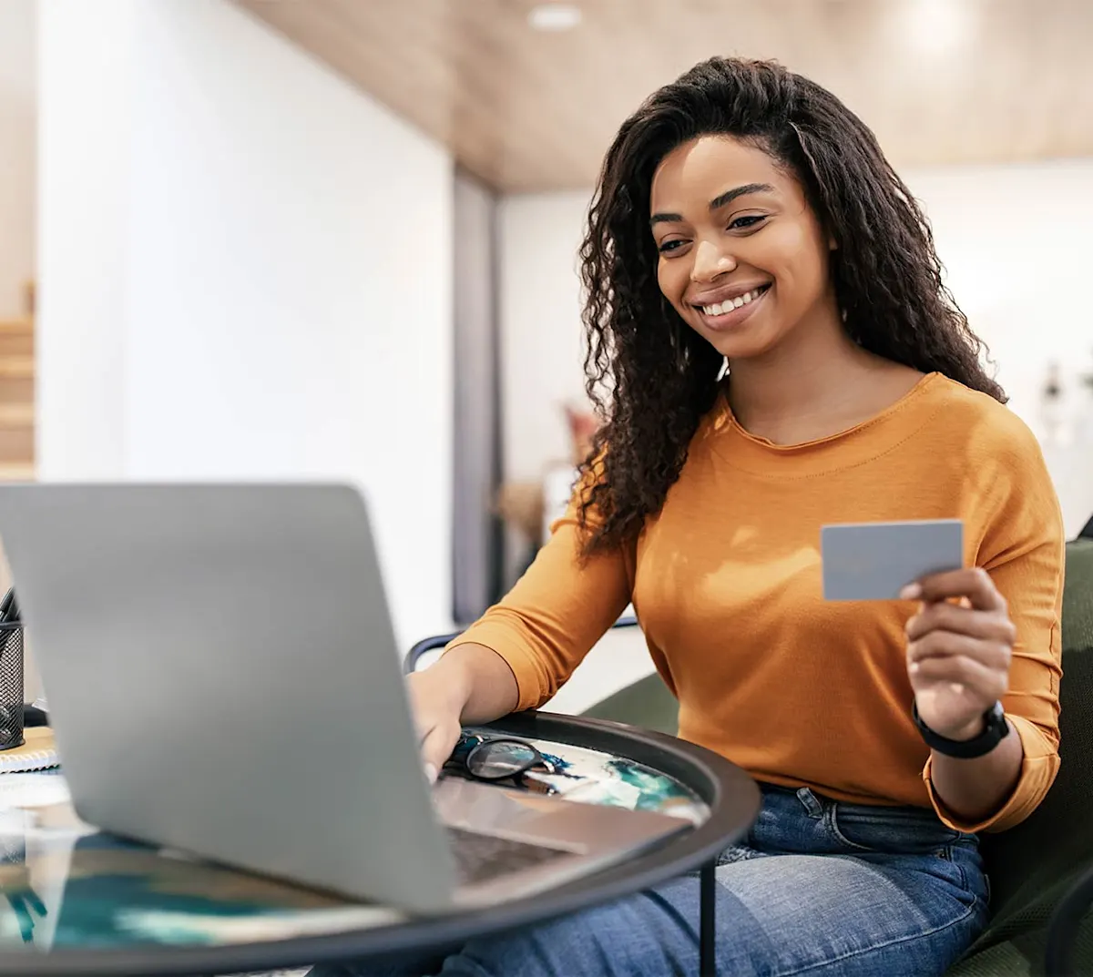 DDfB - Blog - How to Motivate and Reward Your Team With Employee Gift Card Programs - Employee with gift card