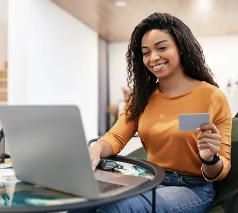 DDfB - Blog - How to Motivate and Reward Your Team With Employee Gift Card Programs - Employee with gift card