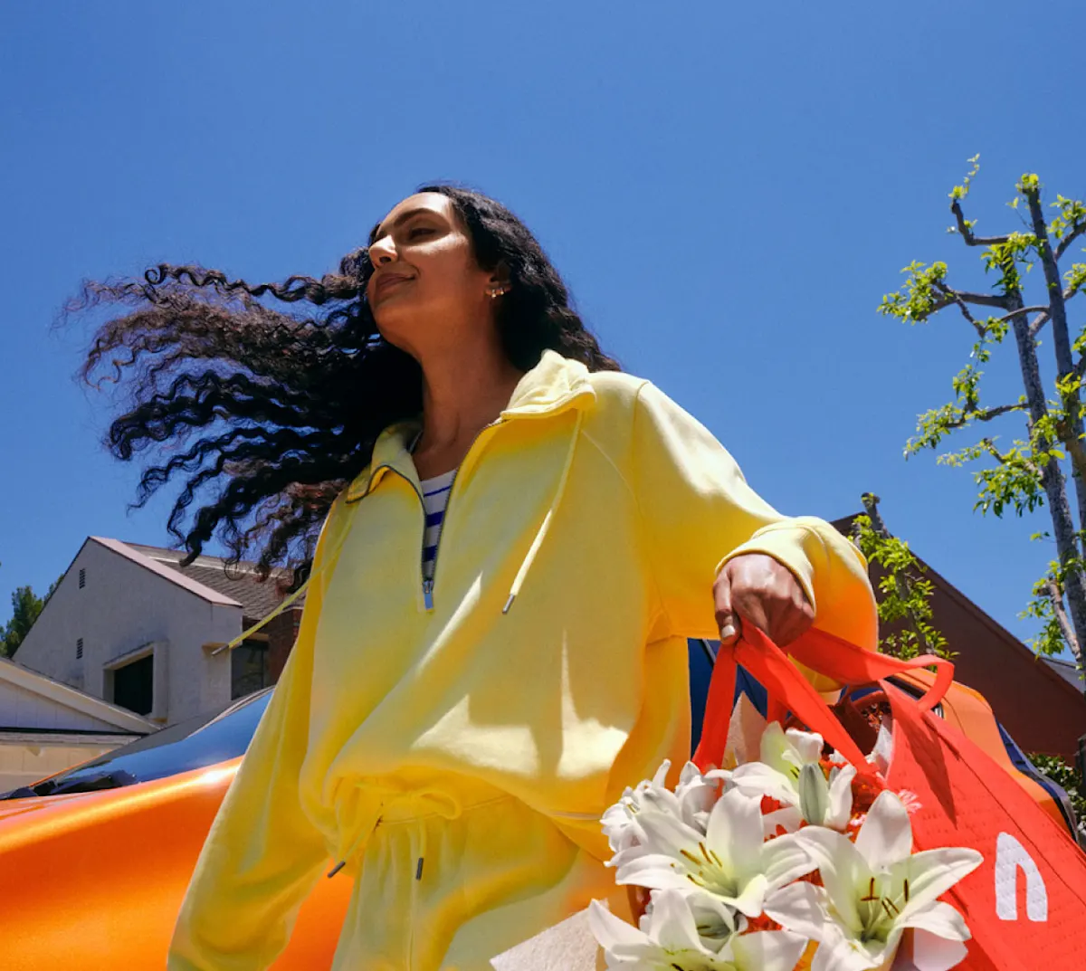 Dx - Female delivering flowers