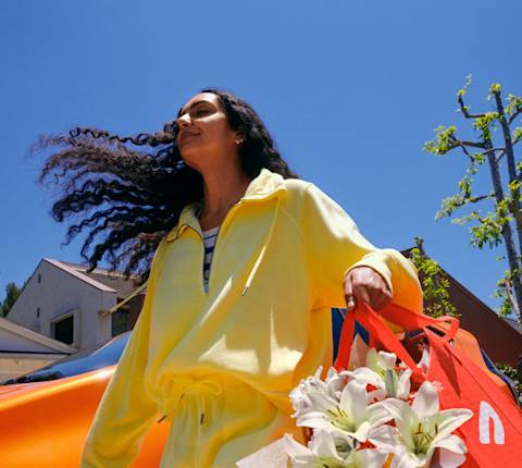 Dx - Female delivering flowers