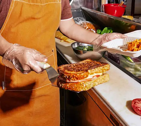 Mx Blog: Increase Restaurant Sales - Restaurant chef packing sandwich to go