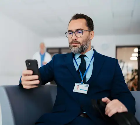 DDfB- Pharma- Man on phone