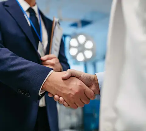 DDfB- Pharma- doctor shaking hands with sales rep