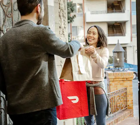 Dx Blog (US/CA/AU/NZ) - The DoorDash Strategy Guide to Local Delivery - Dasher delivering bag
