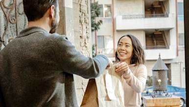Dx Blog (US/CA/AU/NZ) - The DoorDash Strategy Guide to Local Delivery - Dasher delivering bag