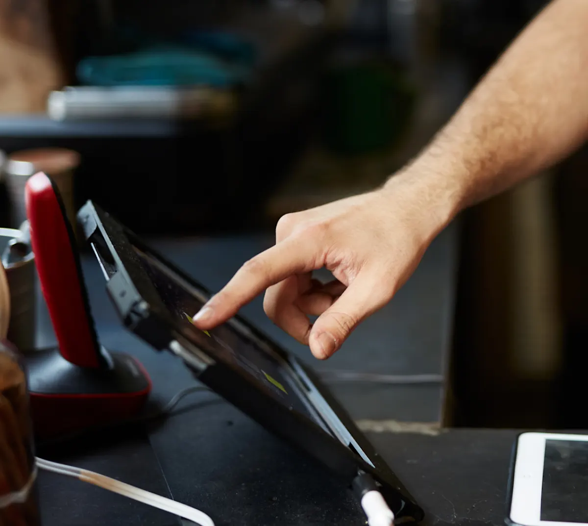 LC-hero-1208x1080-v66.01.01-POS-Otter