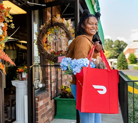 Dx Blog (US/CA/AU/NZ) - How to Deliver Flowers with DoorDash - Dasher with flowers