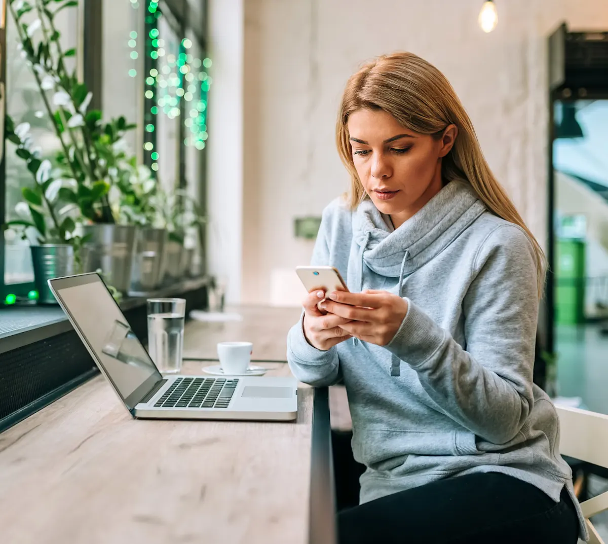 DDfB - Woman on Phone