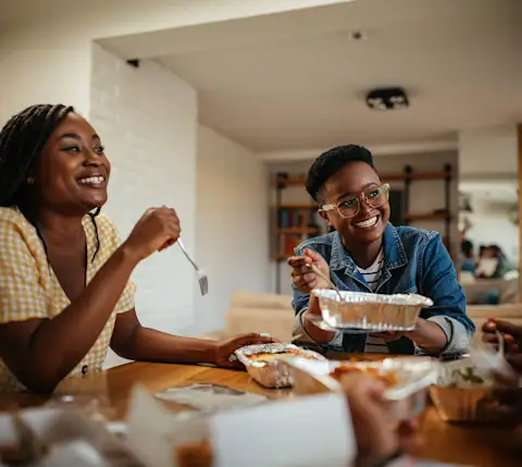 DDfB - Blog - A Guide to Hybrid Work Schedules and Employee Meals - happy employees eating