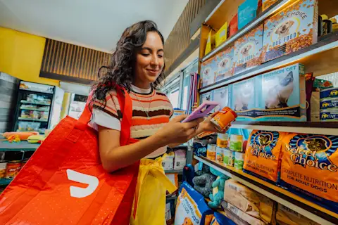 Dx - Ways to Dash - Shop & Deliver - Hero - Dasher shopping at grocery store for pet food