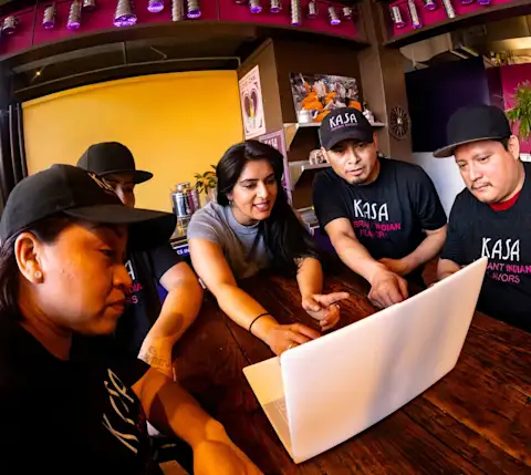 Mx - Casa - team near laptop growth framework