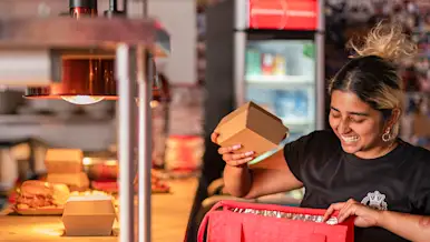 Packing a DoorDash bag at RoyAl's