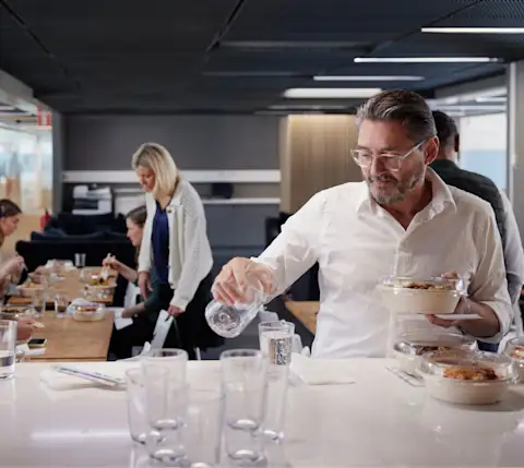 DDfB Man pouring water at buffet