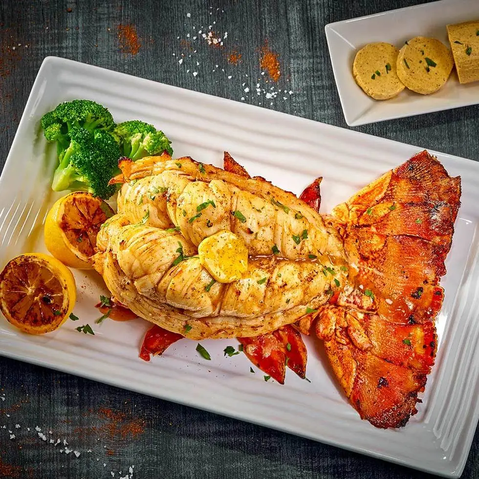 COLA DE LANGOSTA CON MANTEQUILLA CAJÚN