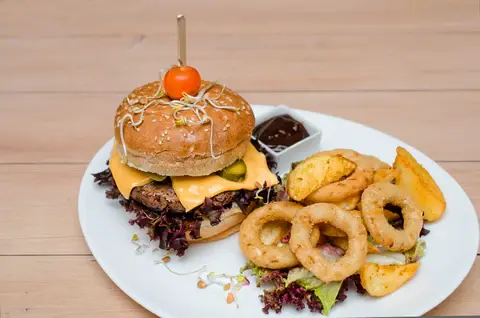 HAMBURGUESAS GOURMET DE RES CON TOPPINGS CREATIVOS