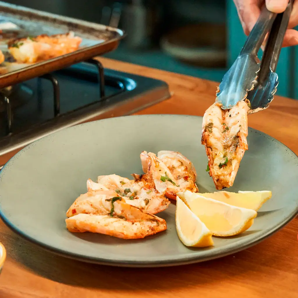 CAMARONES MARIPOSA CON MANTEQUILLA DE EPAZOTE Y CHILE DE ÁRBOL