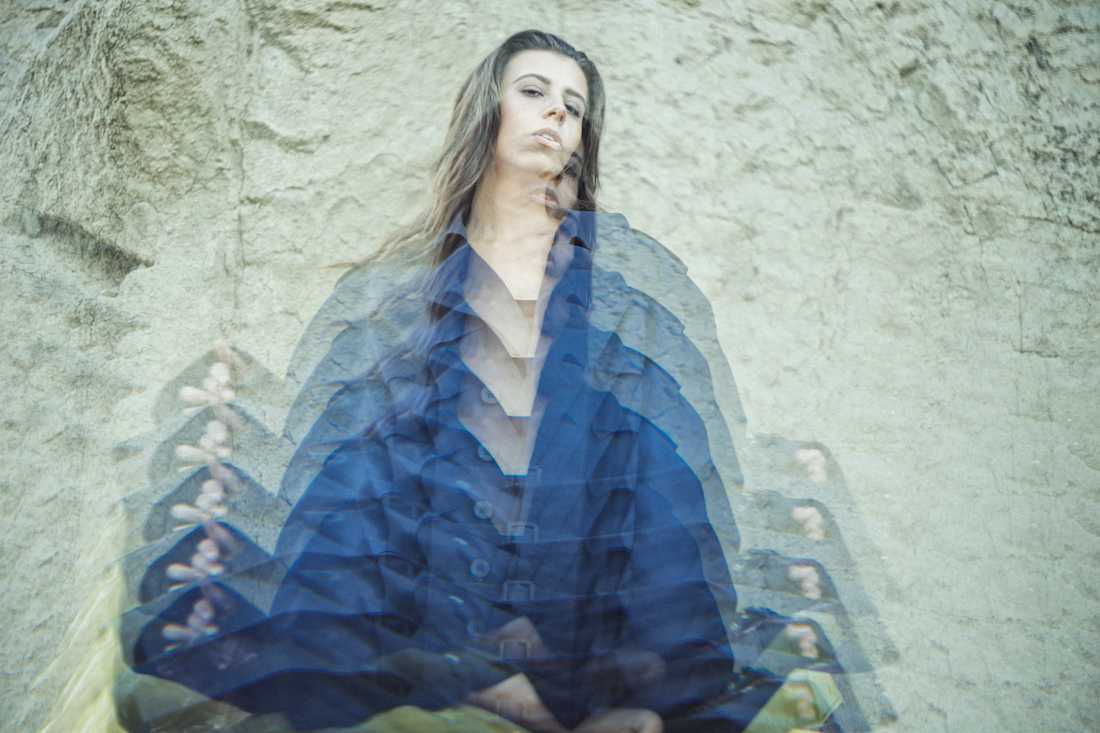 woman sitting - fractals