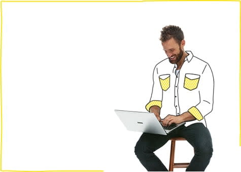 Hombre sentado navegando en su ordenados gracias a nuestras tarifas de Internet para negocios