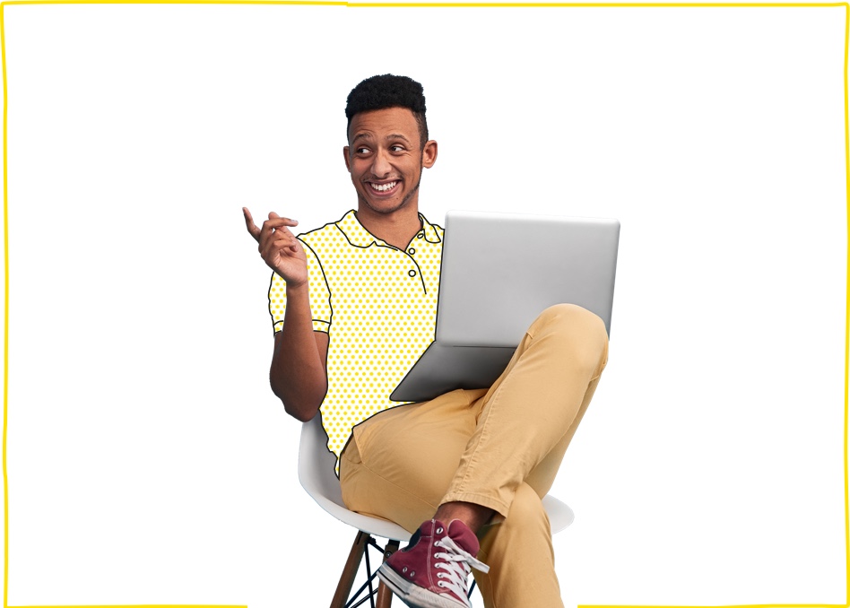 Hombre sentado con su ordenador navegando feliz por Internet con nuestra mejor tarifa de fibra, fijo  y móvil