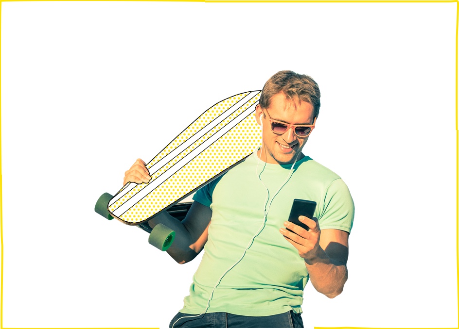 Hombre con skateboard disfrutando con su móvil de nuestra tarifa móvil barata