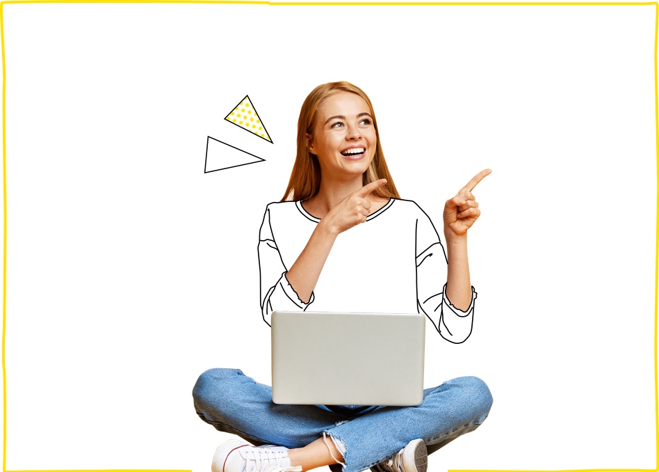 Mujer joven sentada feliz navegando por Internet tras contratar nuestras tarifas de fibra y móvil para empresas y negocios