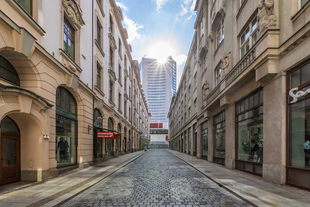 Das Städtische Kaufhaus liegt im Herzen Leipzigs, direkt am Puls der schönen Passagenstadt. Vier Straßenseiten garantieren eine direkte Verbindung zu allen Verkehrswegen.