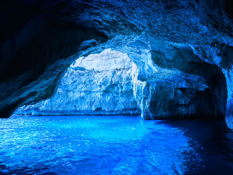 藍洞(Blue Grotto) 由千百年來海浪衝擊侵蝕⽽遂漸形成
