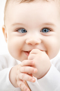 un bebe con estrabismo (esotropía)