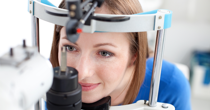 woman having a glaucoma test