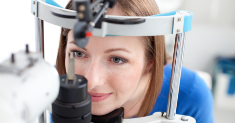 mujer recibiendo examen ocular