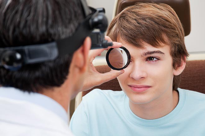 adolescente recibiendo un examen ocular