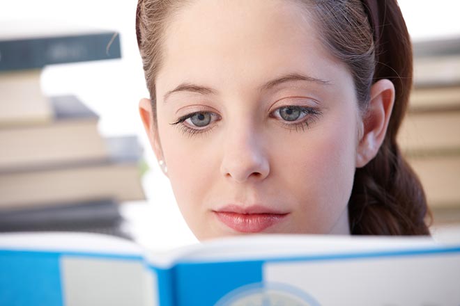 niña leyendo un libro